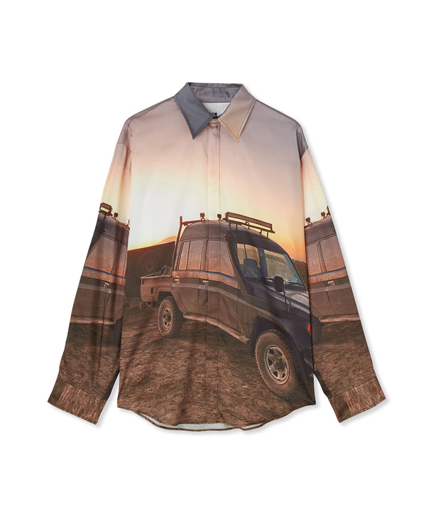 Fluid fabric shirt with "Tanzanian gaze jeep snap" print