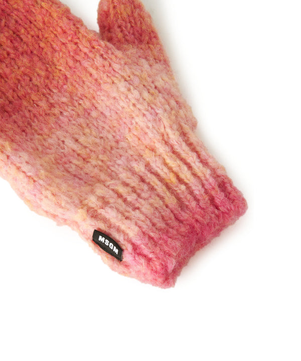 Knitted gloves