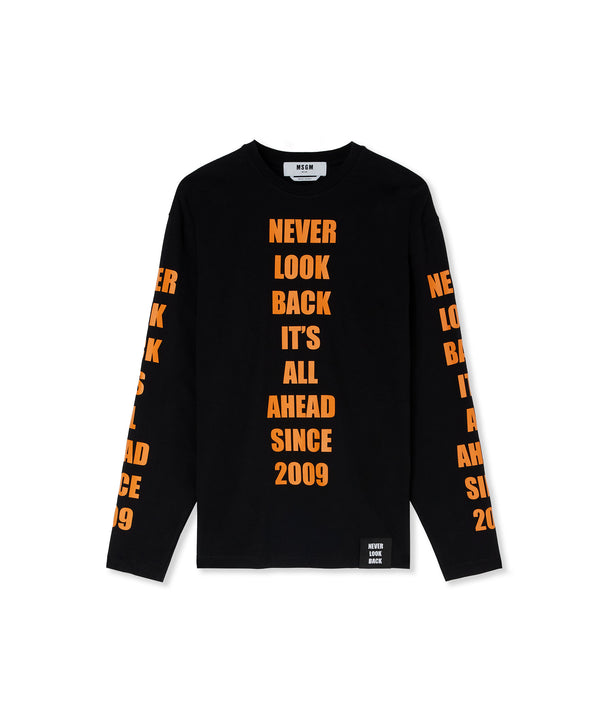 Long sleeve T-Shirt with "Never look back" graphic