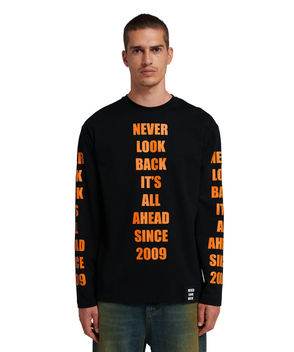 Long sleeve T-Shirt with "Never look back" graphic