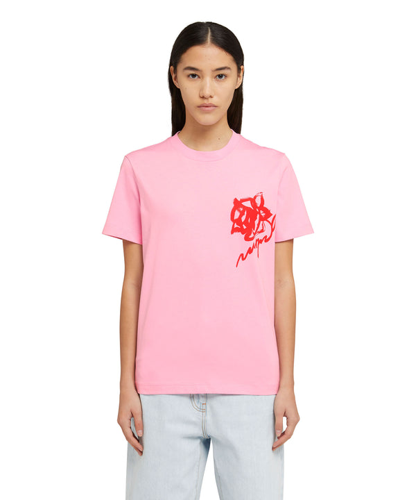 T-Shirt con grafica rosa pennellata