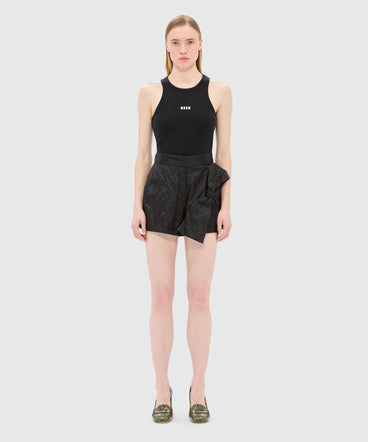 Shorts neri in duchesse crincklé con fiocco