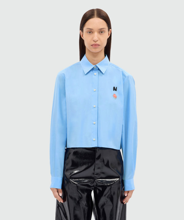 Light blue cropped poplin shirt with "TheMwave" embroidery and pink patch