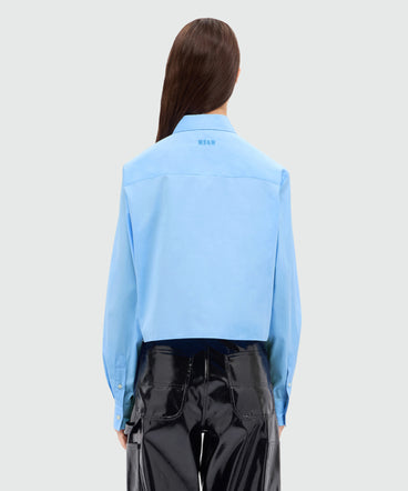 Light blue cropped poplin shirt with "TheMwave" embroidery and pink patch