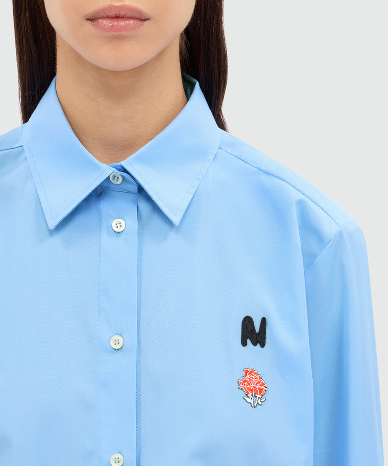 Light blue cropped poplin shirt with "TheMwave" embroidery and pink patch 82 Women 