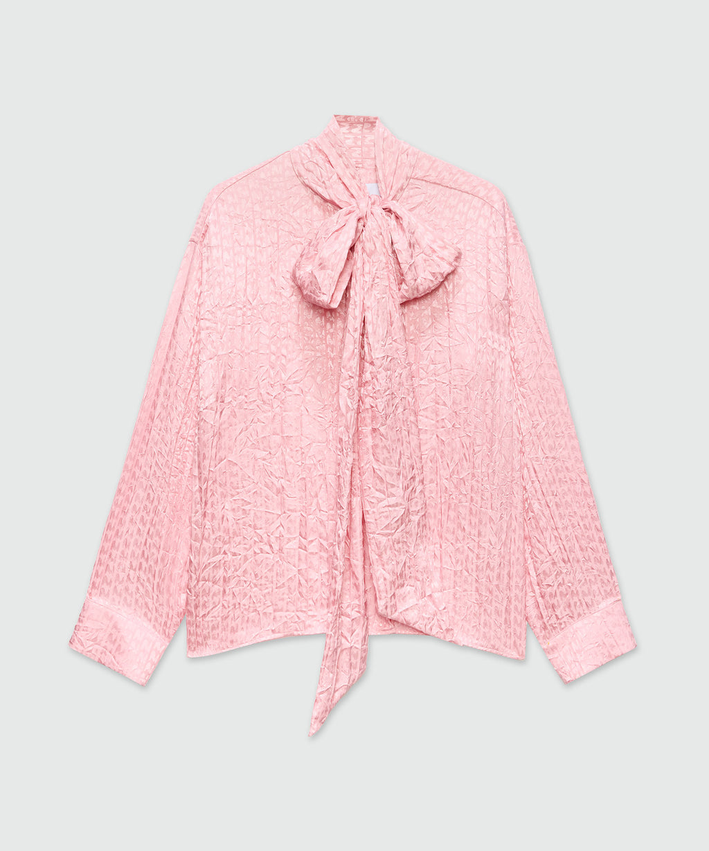 ミカ　POLOTピンク Pink satin shirt with a wrinkled effect and a jacquard