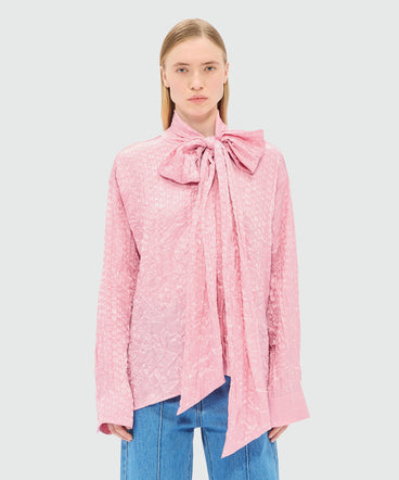 Pink satin shirt with a wrinkled effect and a jacquard "TheMwave" motif