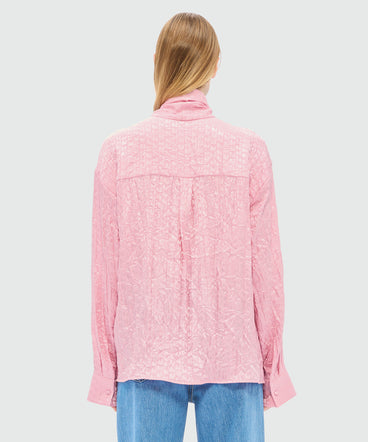Pink satin shirt with a wrinkled effect and a jacquard "TheMwave" motif