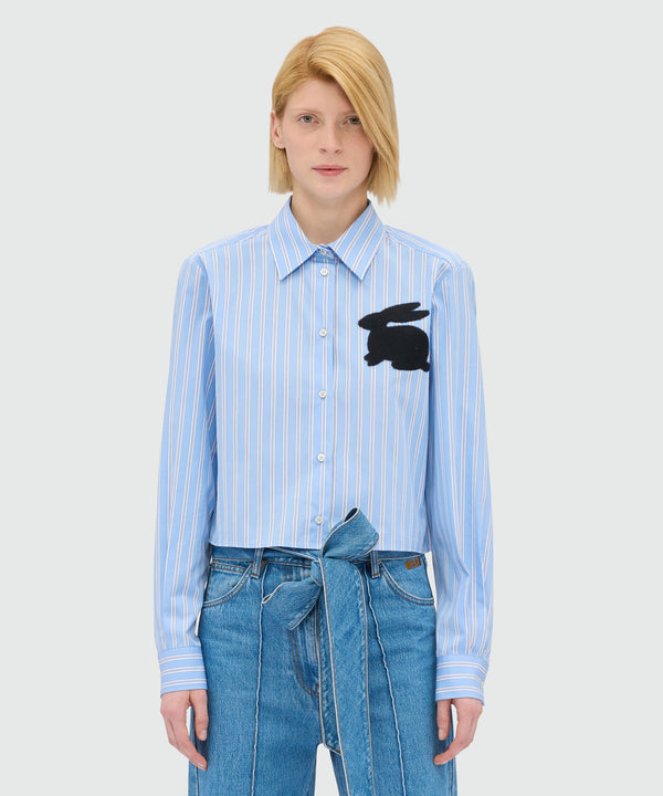 Light blue cropped poplin shirt with "Bunny" patch