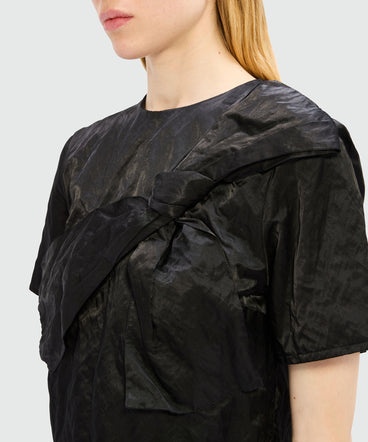 Top nero in duchesse crincklé con fiocco