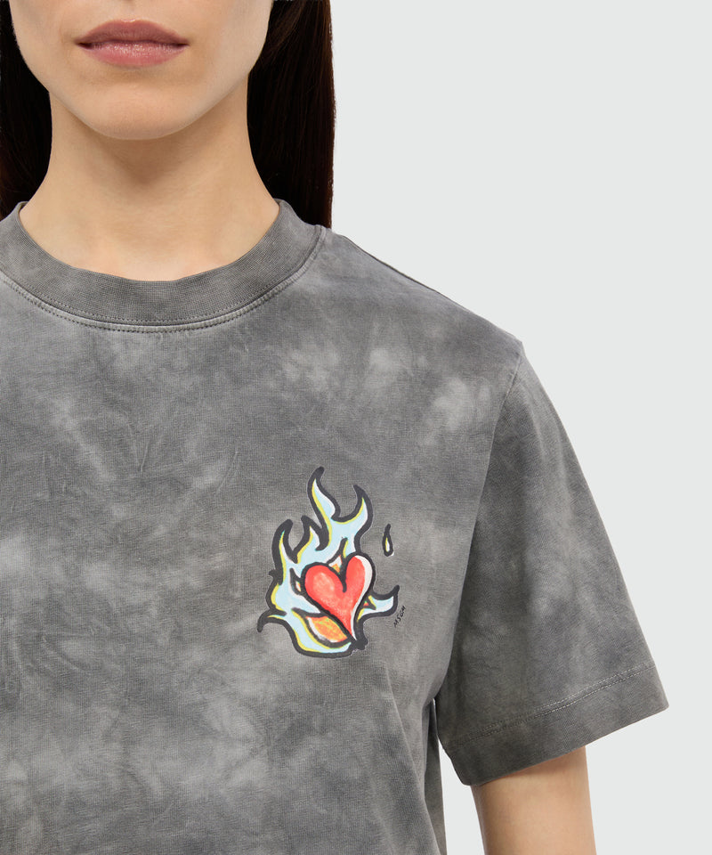 T-shirt grigia in jersey tie-dye con stampa MSGM "Heart on fire" 96 Donna 