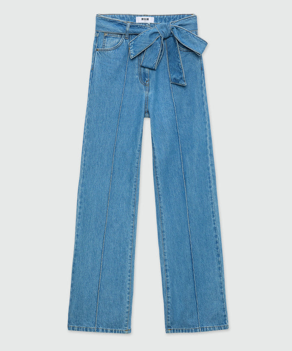 High-waisted blue denim trousers with belt