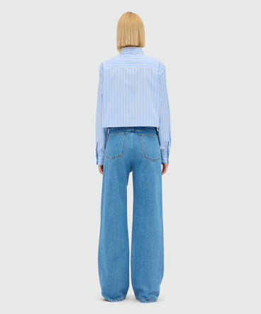 High-waisted blue denim trousers with belt