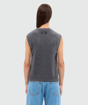 Grey melange knitted vest with multicolor argyle pattern