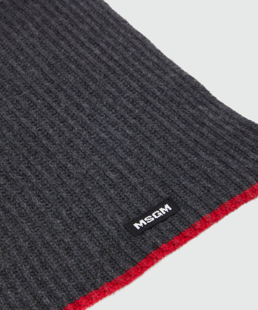 Anthracite scarf with red profiles