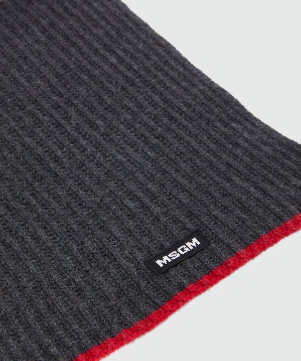 Anthracite scarf with red profiles