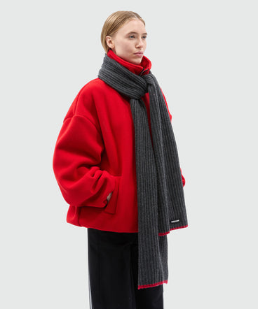 Anthracite scarf with red profiles