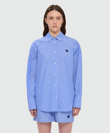 Camicia blu in popeline rigato e ricamo su petto