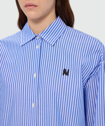 Camicia blu in popeline rigato e ricamo su petto