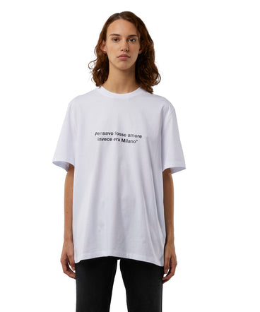 T-shirt girocollo con quote "Pensavo fosse amore invece era Milano"