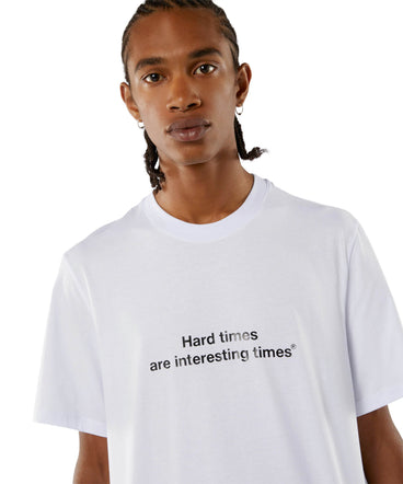 T-shirt girocollo con quote "Hard times are interesting times"